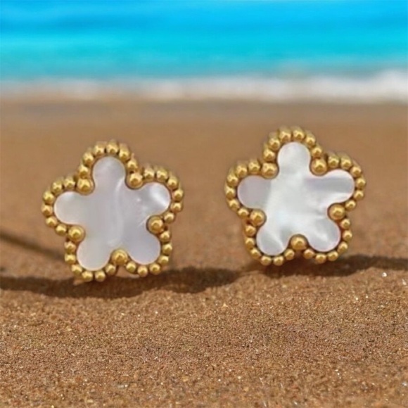 NWOT Clover  Five Petal Flower Earring Studs Made of Mother of Pearl and 18K GP - Picture 15 of 16